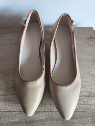Zapatos de tacón beige y dorado talla 39
