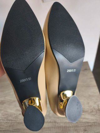 Zapatos de tacón beige y dorado talla 39