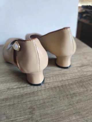 Zapatos de tacón beige y dorado talla 39