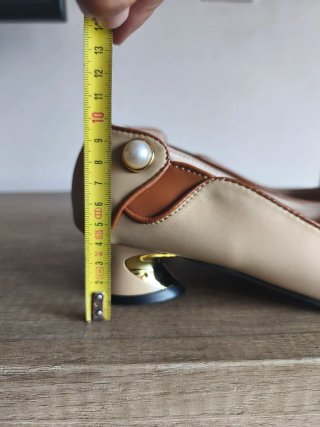 Zapatos de tacón beige y dorado talla 39