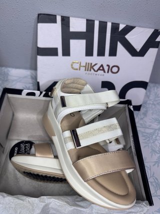 Sandalias Chika10 Oro y Blanco