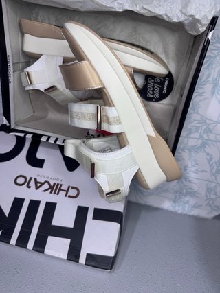 Sandalias Chika10 Oro y Blanco