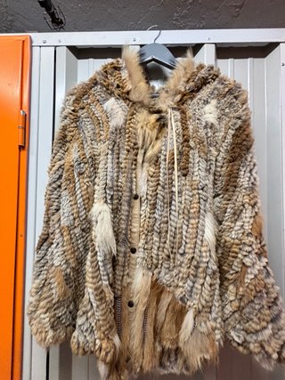 Chaqueta tipo poncho de Piel Natural marca K-Yen