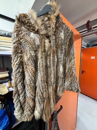 Chaqueta tipo poncho de Piel Natural marca K-Yen