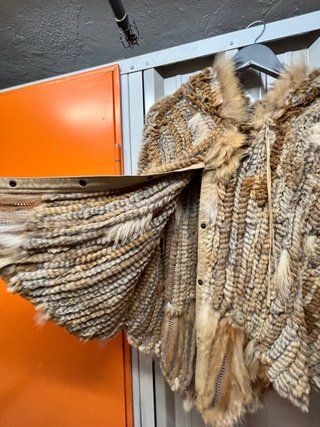 Chaqueta tipo poncho de Piel Natural marca K-Yen