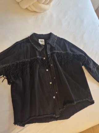 Cazadora vaquera negra con flecos Zara