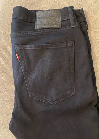 Vaqueros Levi's 519 Negros