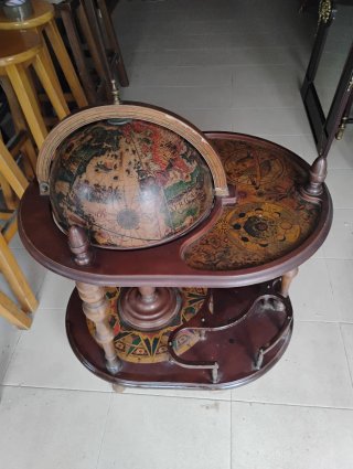 Antiguo botellero mueble bar globo terráqueo