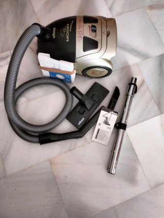 Aspiradora Ufesa Mousy Argenta 1500W