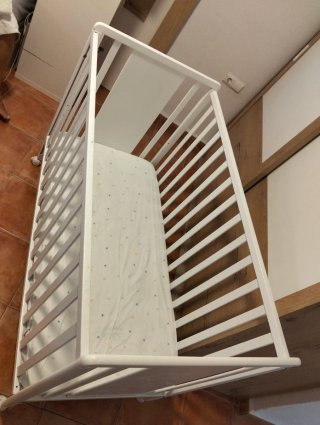 Cuna de bebé blanca con colchón