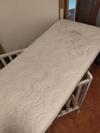 Cuna de bebé blanca con colchón
