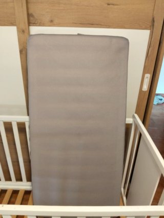 Cuna de bebé blanca con colchón