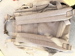 Mochila cambiador bebé gris