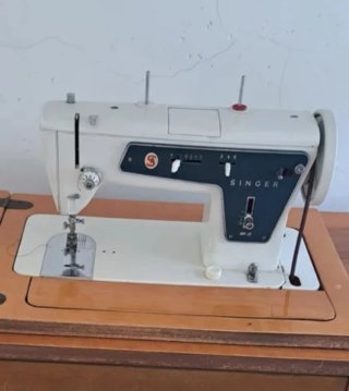 Máquina de coser Singer con mesa