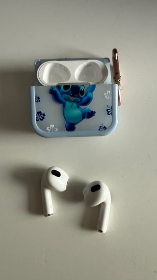AirPods 3ª Gen con funda Stitch