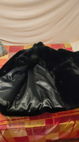 Abrigo negro de pelo sintético