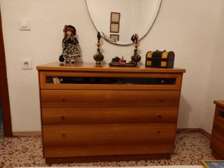 Cómoda de madera con 4 cajones