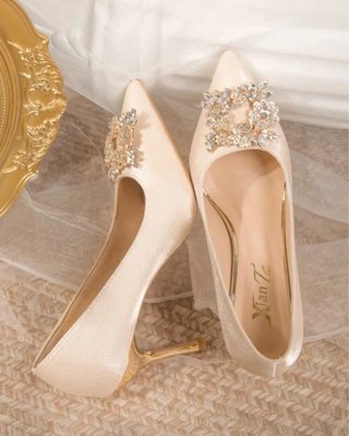 Zapatos de tacón con pedrería dorados y plateados