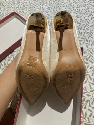 Zapatos de tacón con pedrería dorados y plateados
