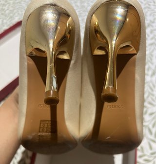 Zapatos de tacón con pedrería dorados y plateados