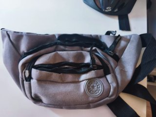 Riñonera deportiva gris