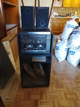 Tocadiscos antiguo con altavoces