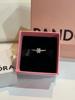 Anillo Pandora con Detalle Floral en pave