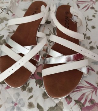 Sandalias Inside Blancas y Plateadas Talla 36