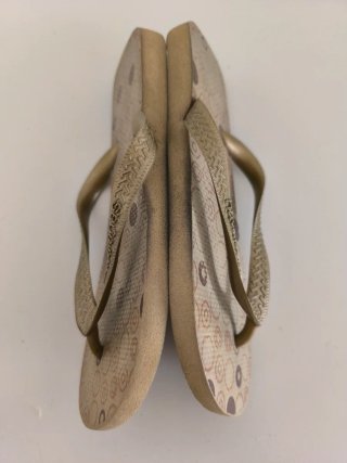 Havaianas doradas con estampado