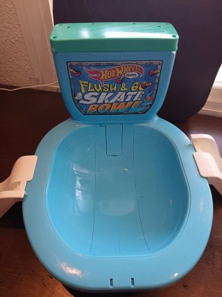 Hot Wheels Flush & Go Skate Bowl