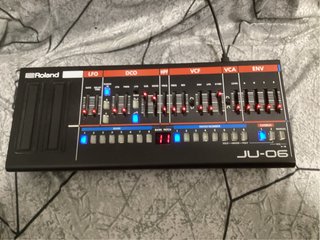 Sintetizador Roland JU-06