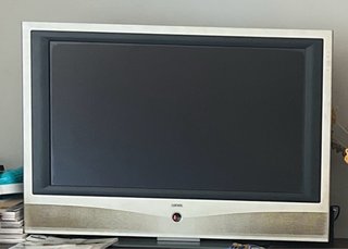 Televisor Loewe Plata y Blanco