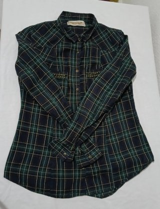 Camisa de cuadros con tachuelas