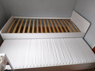 Cama doble blanca con cajones