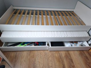 Cama doble blanca con cajones