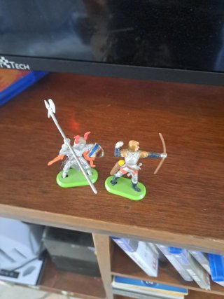 2 Soldatini Medievali Britains