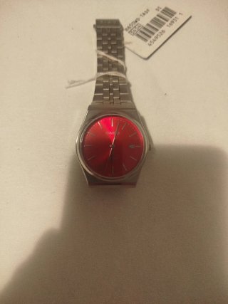 Reloj Casio Plateado con Esfera Roja