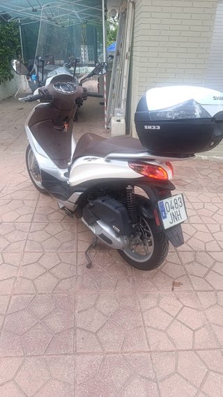 Piaggio Medley 125cc con baúl y visera