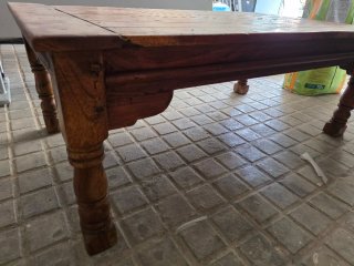Mesa baja de madera rústica