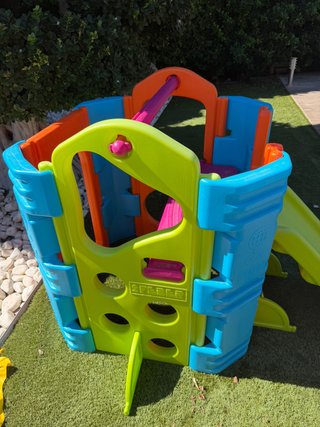 Tobogán infantil con casita de jardín