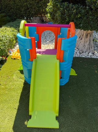 Tobogán infantil con casita de jardín