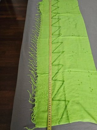 Fular verde con abalorios y flecos