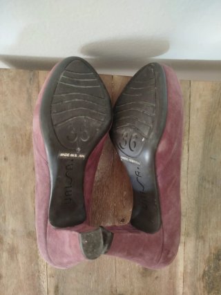 Zapatos de tacón ante morado