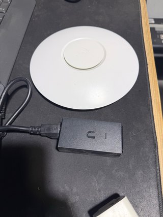 Antena WiFi Ubiquiti UniFi AP y alimentador POE
