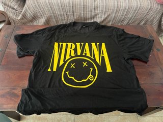 Camiseta Nirvana Negra y Amarilla