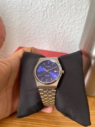 Reloj Casio Plateado con Esfera Azul