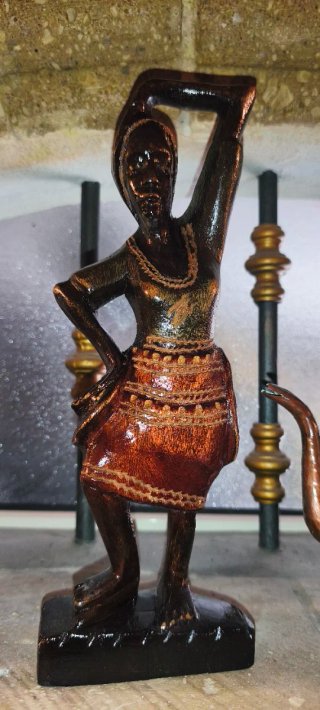 Statuina etnica donna africana in legno