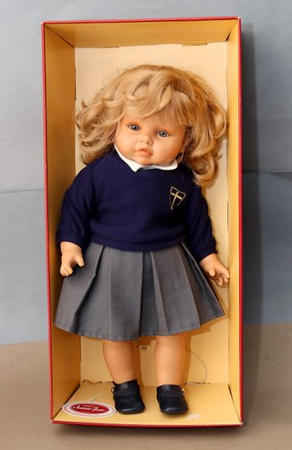 MUÑECA INFANTA LEONOR- UNIFORME DE COLEGIO-