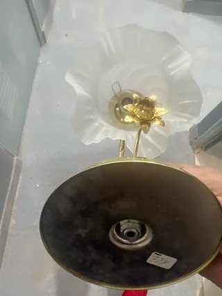 Lámpara de mesilla dorada y blanca