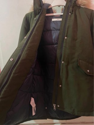 Chaquetón verde con capucha y pelo